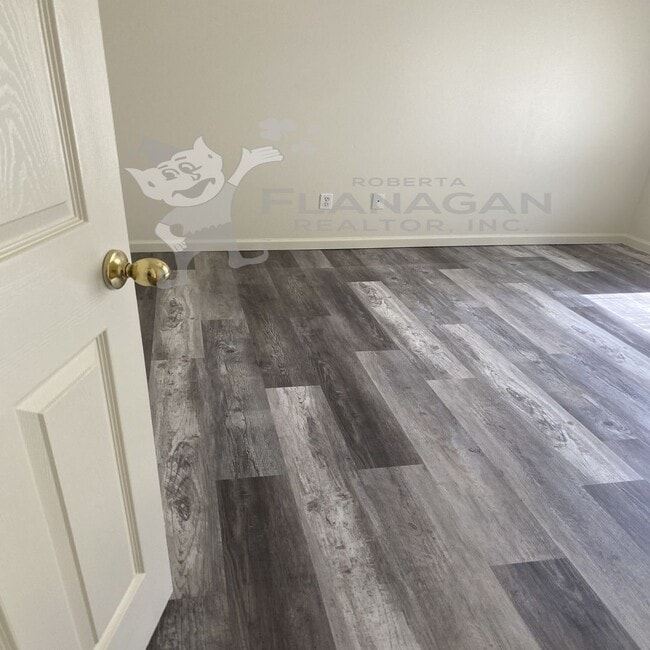 Building Photo - 3 Bedroom/2.5 bathroom home