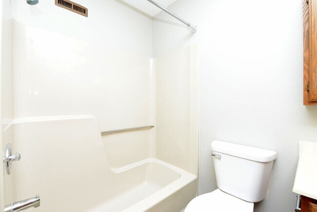 Building Photo - NEWLY UPDATED - 2 bdrm/2 bath FOR RENT