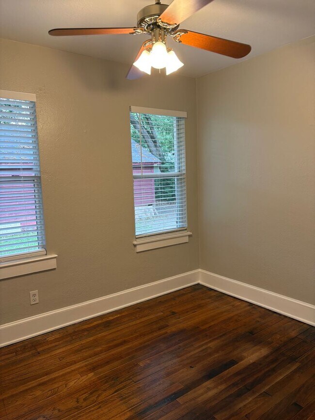 Building Photo - DUPLEX NEAR LEON/TMH