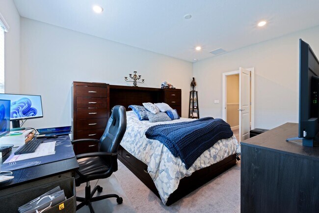 Building Photo - 1832 SE Roxy Way