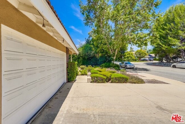 Building Photo - 687 Mt Carmel Dr