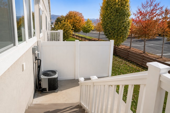 Building Photo - Modern 3-Bed Vineyard Townhome Near UVU with Stunning Amenities!