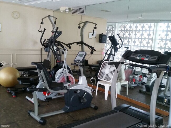 Building Photo - 1 br, 1 bath  - 2990 NE 16th Ave