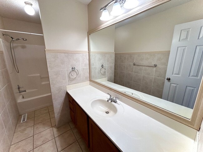 Building Photo - COMING SOON- 3bd/2bath Home North of the River!!