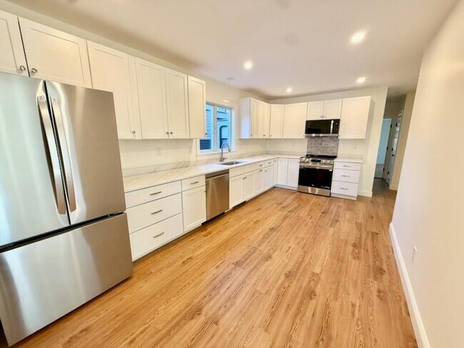 Building Photo - 3 Freeborn St