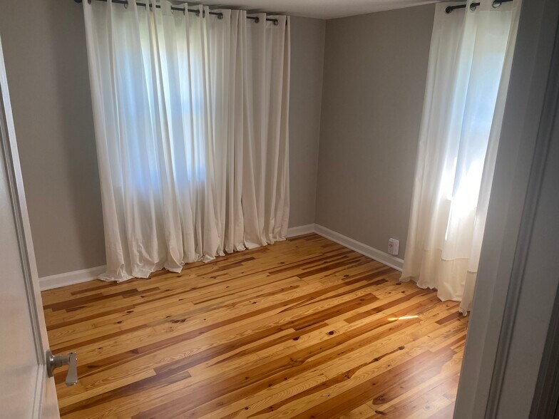 Guest bedroom - 644 Mohican Ave