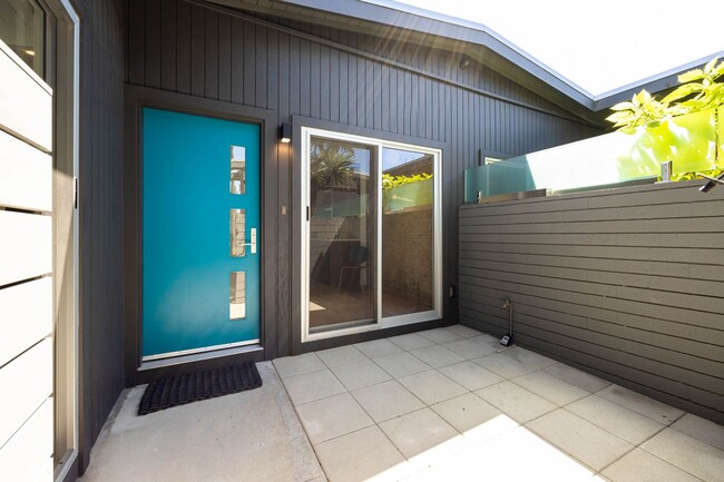 Building Photo - Gorgeous 2 bedroom 2 bath twin home just b...