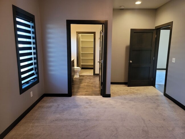 Building Photo - Three bedroom two bathroom triple garage house