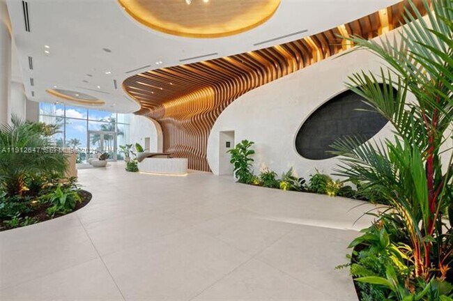 Building Photo - 700 NE 24th St