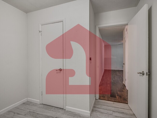 Building Photo - 224 W 5th St