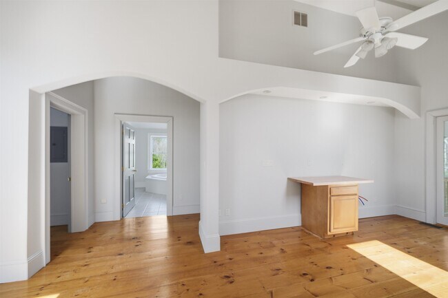 Building Photo - 564 Main St