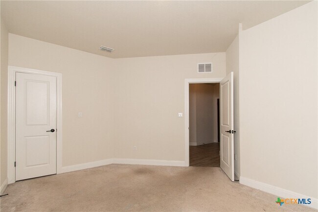 Building Photo - 250 Sugar Cane Rd