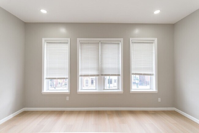 Building Photo - 2827 W Girard Ave
