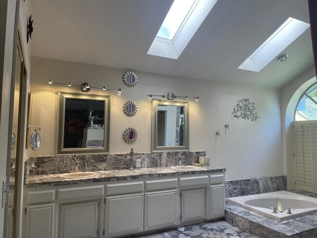 Building Photo - 11310 Pinehaven Ave