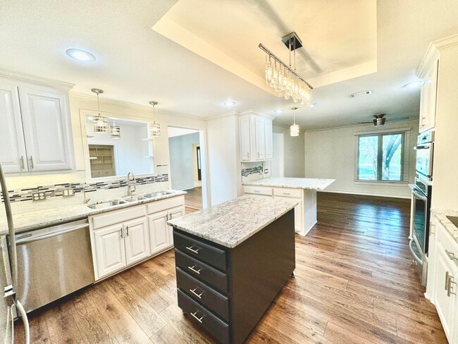 Building Photo - 9306 Utica Dr