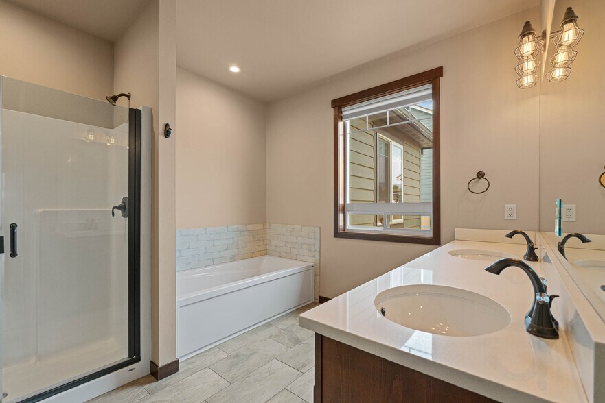 Building Photo - 755 S Perry Ave