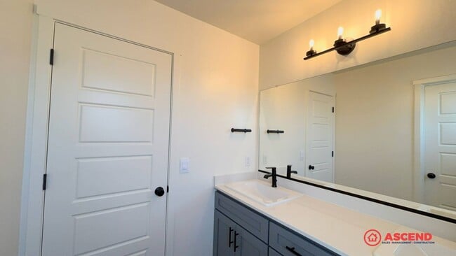 Building Photo - Lovely Home Near Frontier Highschool!