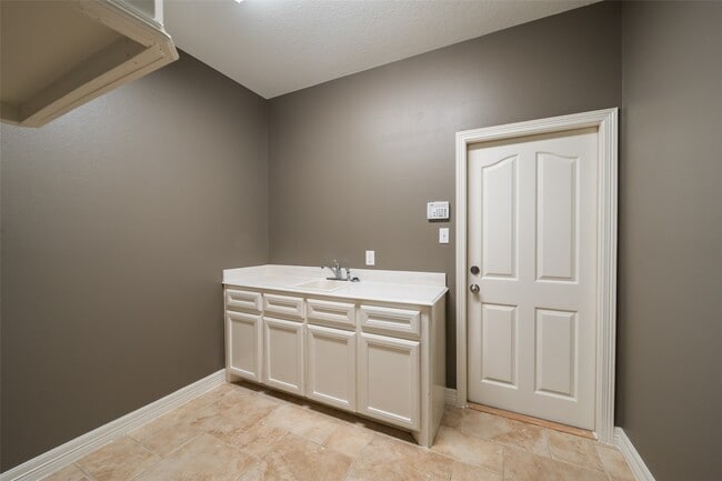 Building Photo - 1019 Monarch Oak Dr