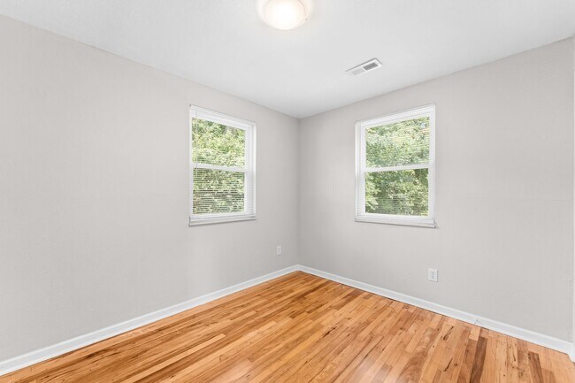 Building Photo - Cozy Cottage next to Alcoa Schools