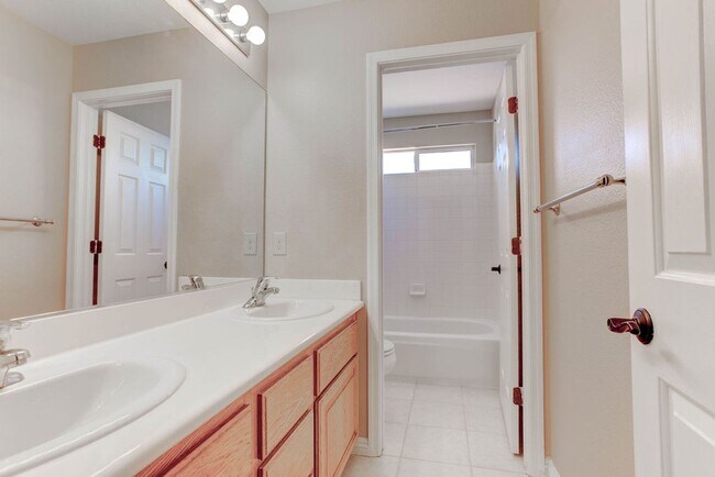 Building Photo - 809 Royal Birch Ln