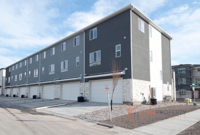 Building Photo - 1057 W 400 S