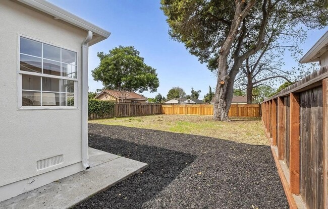 Building Photo - Charming 2 bedroom, 1 bathroom house