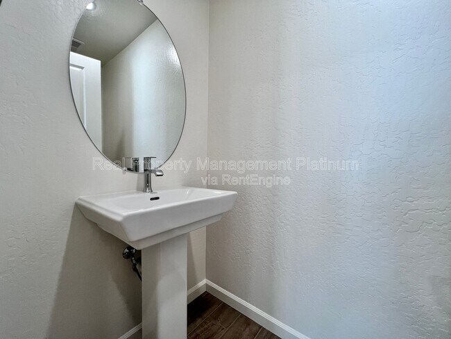 Building Photo - 6596 E Cresthaven Dr
