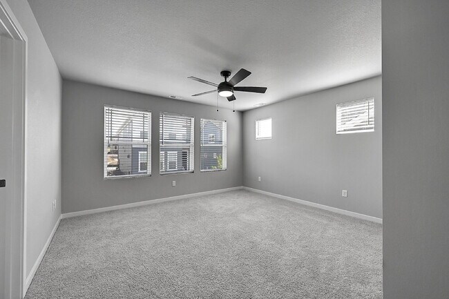 Building Photo - $2,495.00, 3 bed,2.5 bath located in Color...