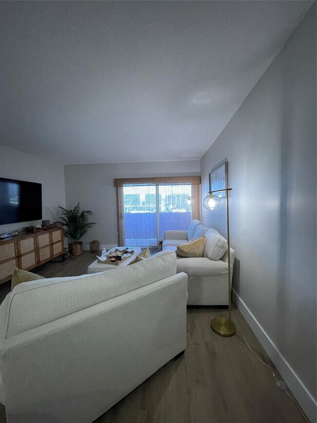 Building Photo - 400 Kings Point Dr