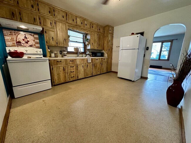 Building Photo - 3bed, 1 bath home for rent in Waterloo.