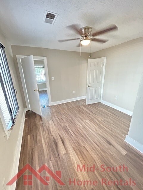 Building Photo - 253 Silverage Ave