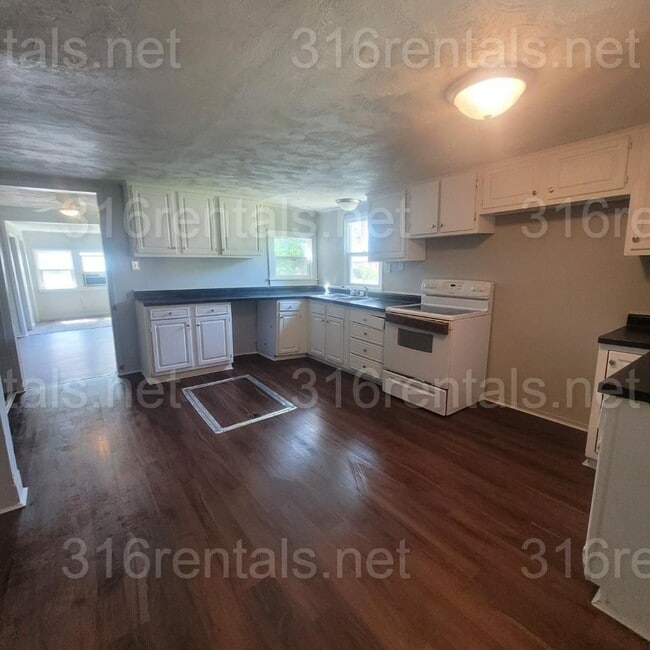 Building Photo - $875 - 2 bed 1 bath - Single Family Home