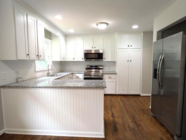 Building Photo - 929 Greenbriar Dr