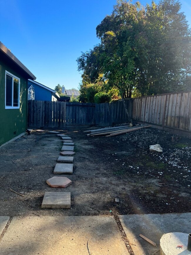 Building Photo - 4Bedroom House