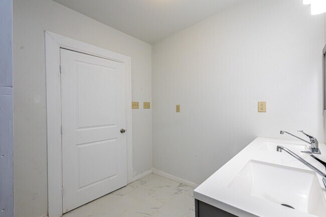 Building Photo - 1420 Corpus Christi St