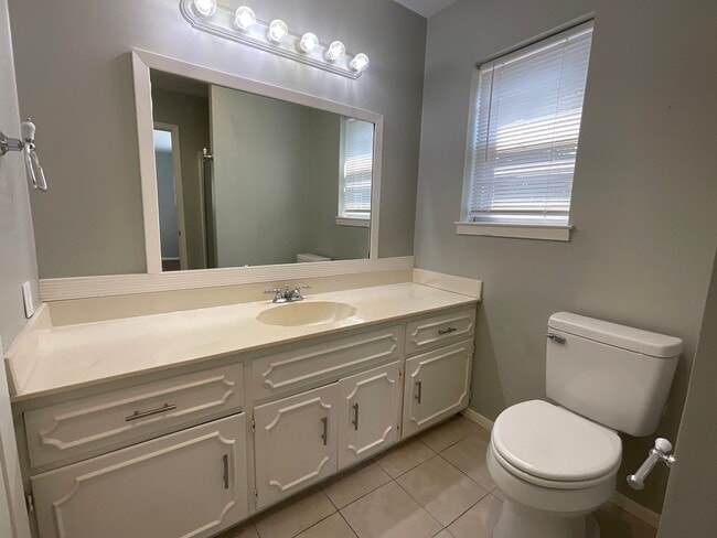 Building Photo - *NOW AVAILABLE* Absolutely Gorgeous 2 Bedr...