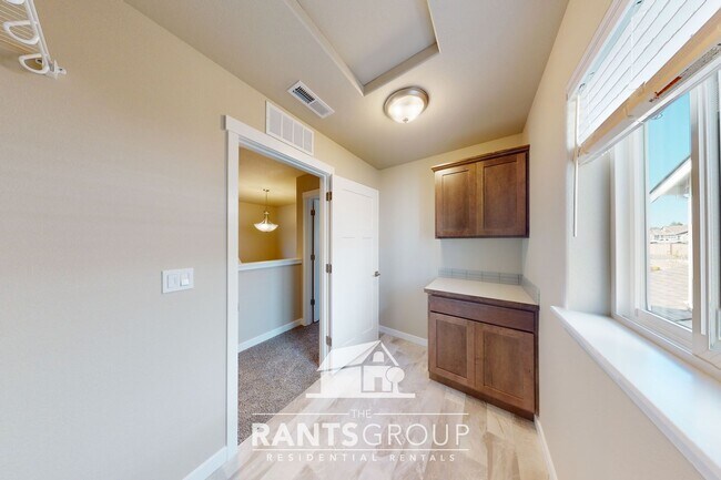 Building Photo - Beautiful Newer Home! Easy I5 access!