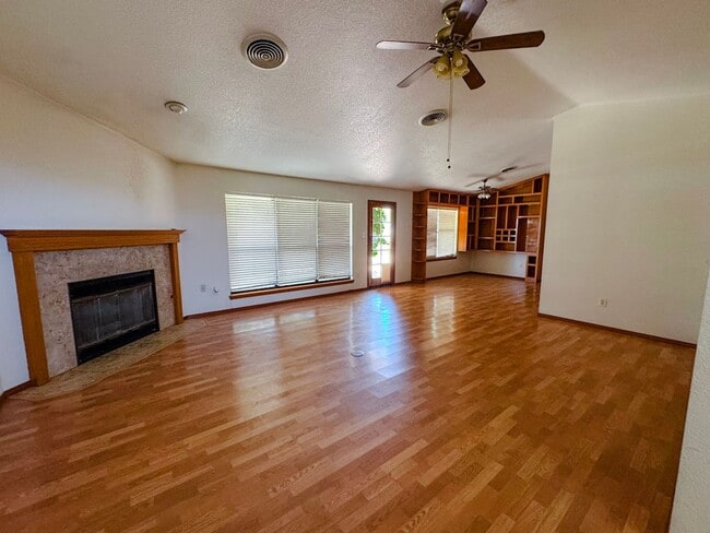 Building Photo - 533 Eagle Dr