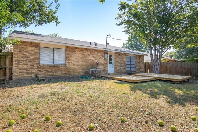 Building Photo - This charming 3-bedroom, 2-bathroom rental...