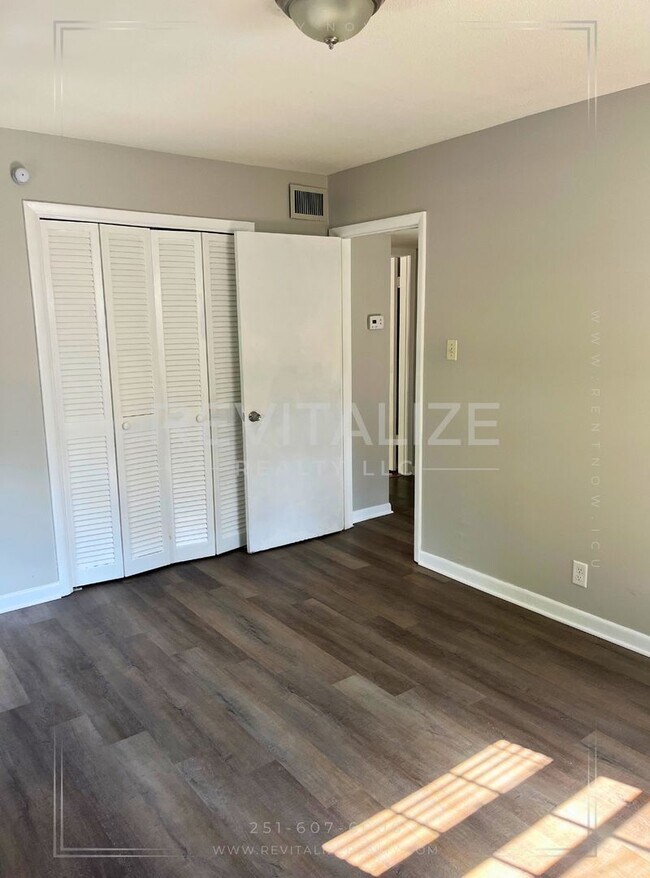 Building Photo - Charming 2/1 Apartment in Midtown!