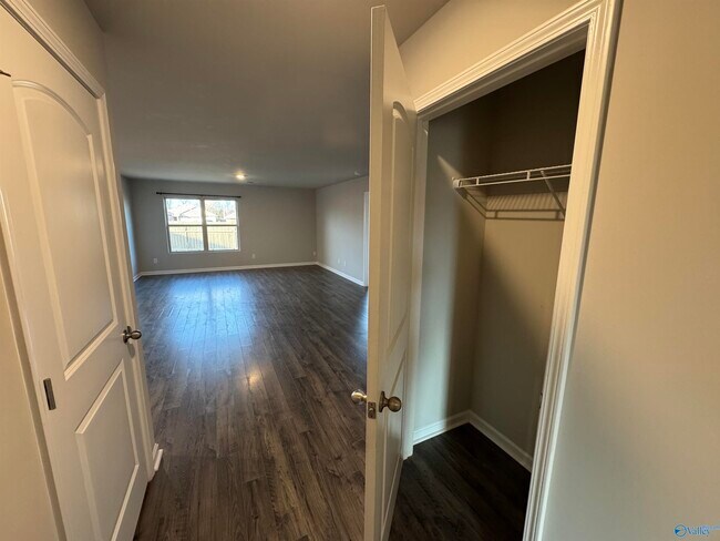 Building Photo - 117 Hank Ct