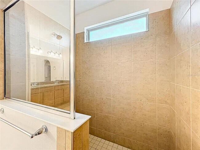 Building Photo - Spacious 5 Bedroom 4 Bathroom Home in Wind...