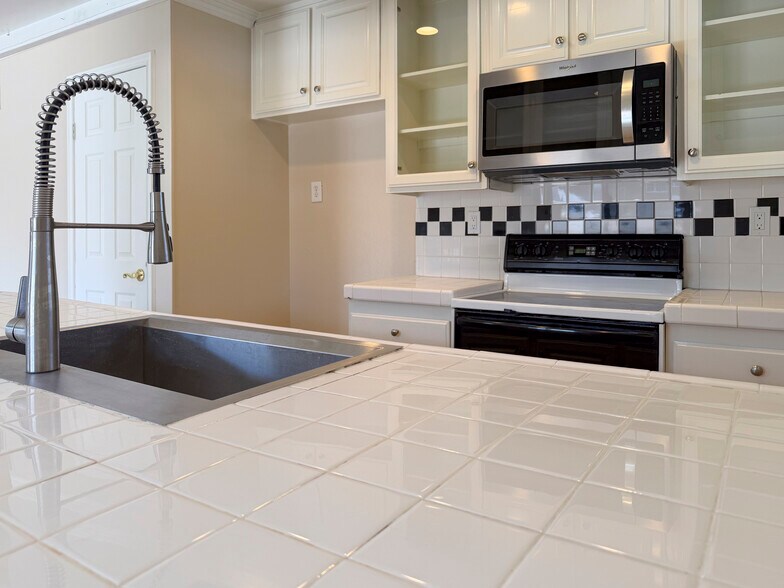 Building Photo - 28606 Conejo View Dr