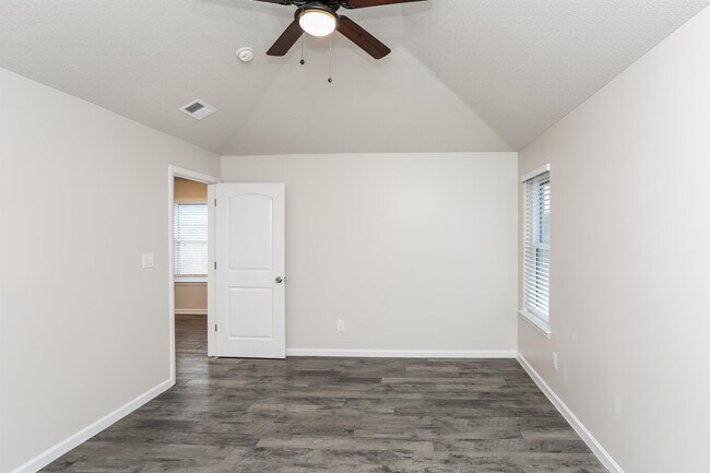 Building Photo - 10426 Redmond Cir N