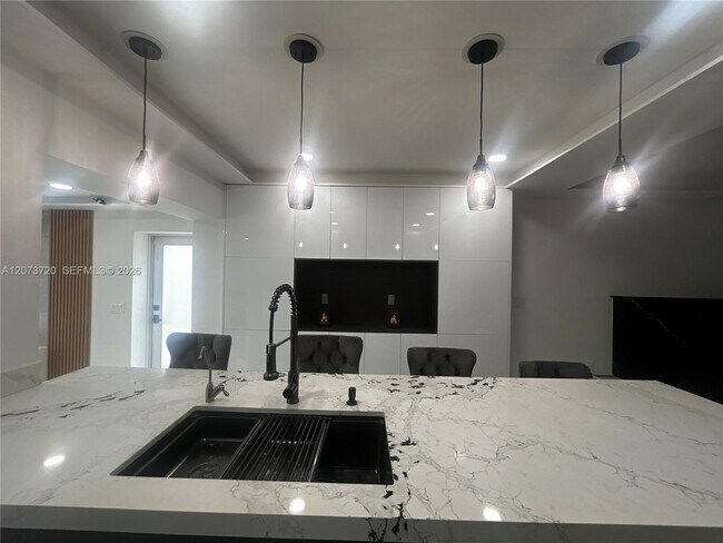 Building Photo - 464 Minola Dr