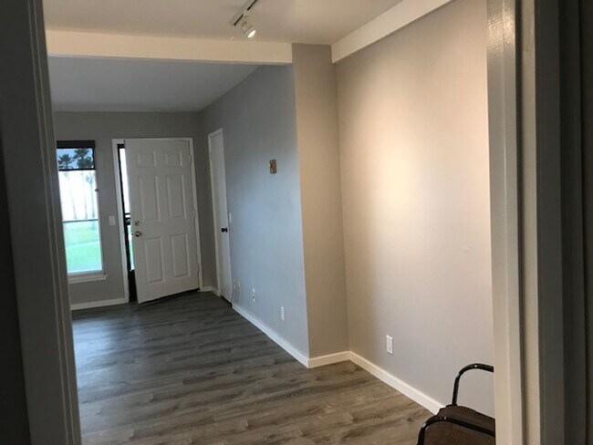 Building Photo - 657 Ocean View Dr