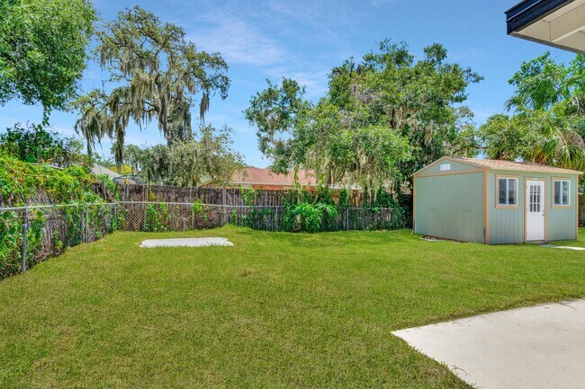 Building Photo - Remodeled Pool Home in the Heart of Brandon, FL