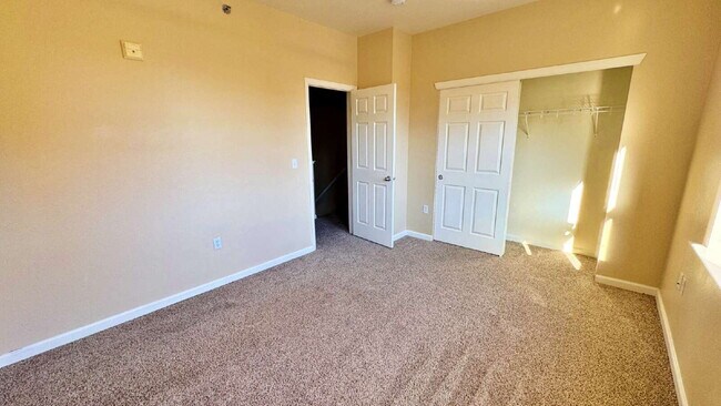 Building Photo - Spacious 2 Bed 2 Bath Townhome across from Aurora Mall and I-225, Close to Buckley SFB!