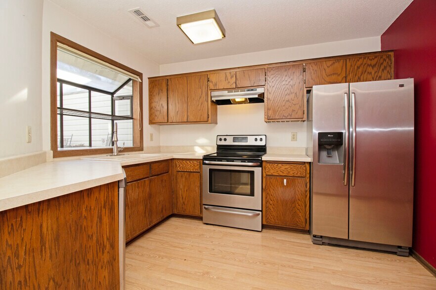 Building Photo - 4215 Sylvia Ln S