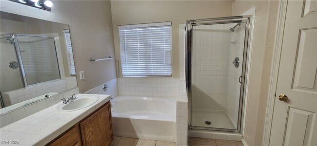 Building Photo - 4646 Wood View St